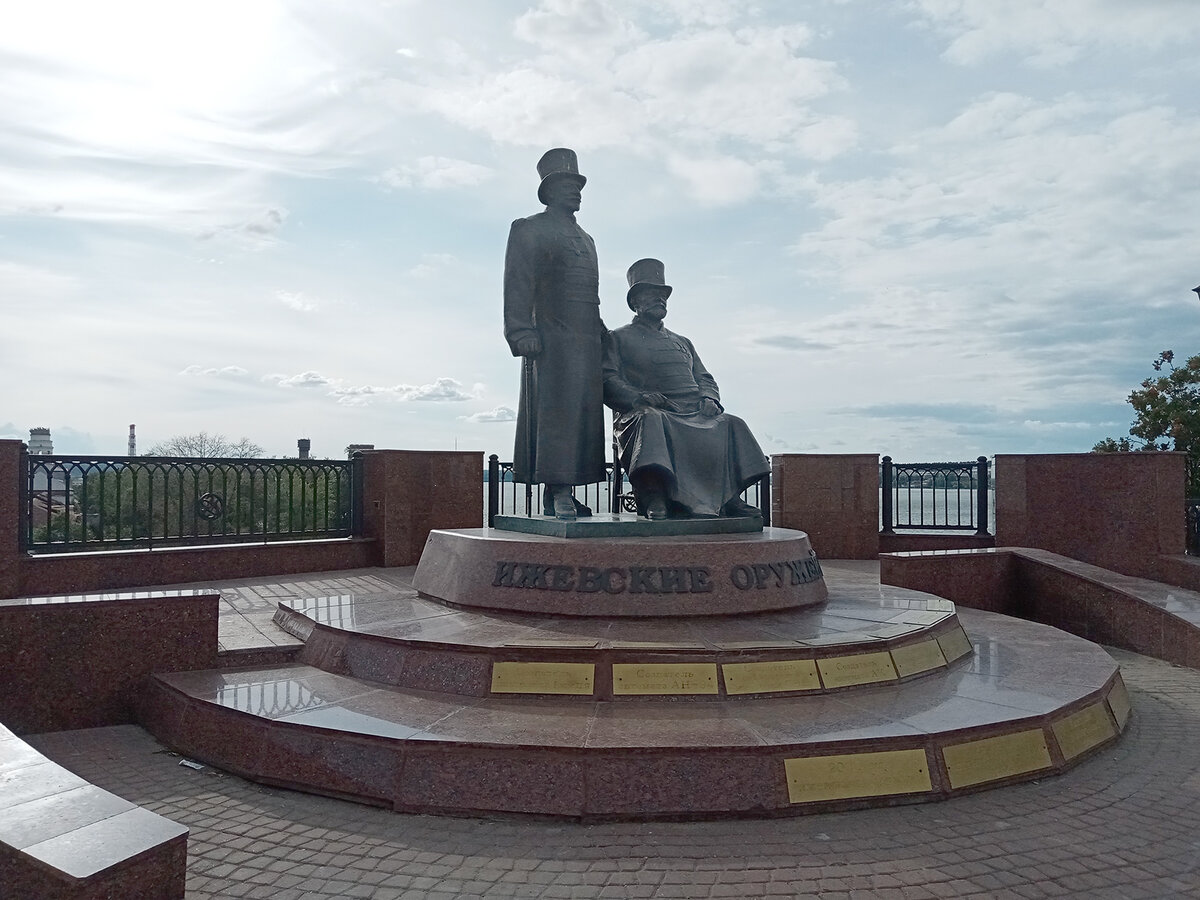 Памятник ижевским оружейникам - где-то на полпути к парку. 