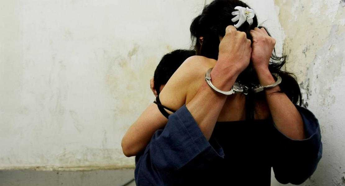 Девушка за решеткой. Короткое свидание в тюрьме. Любовь в тюрьме. Любовь за решеткой. Осужденные к лишению свободы.