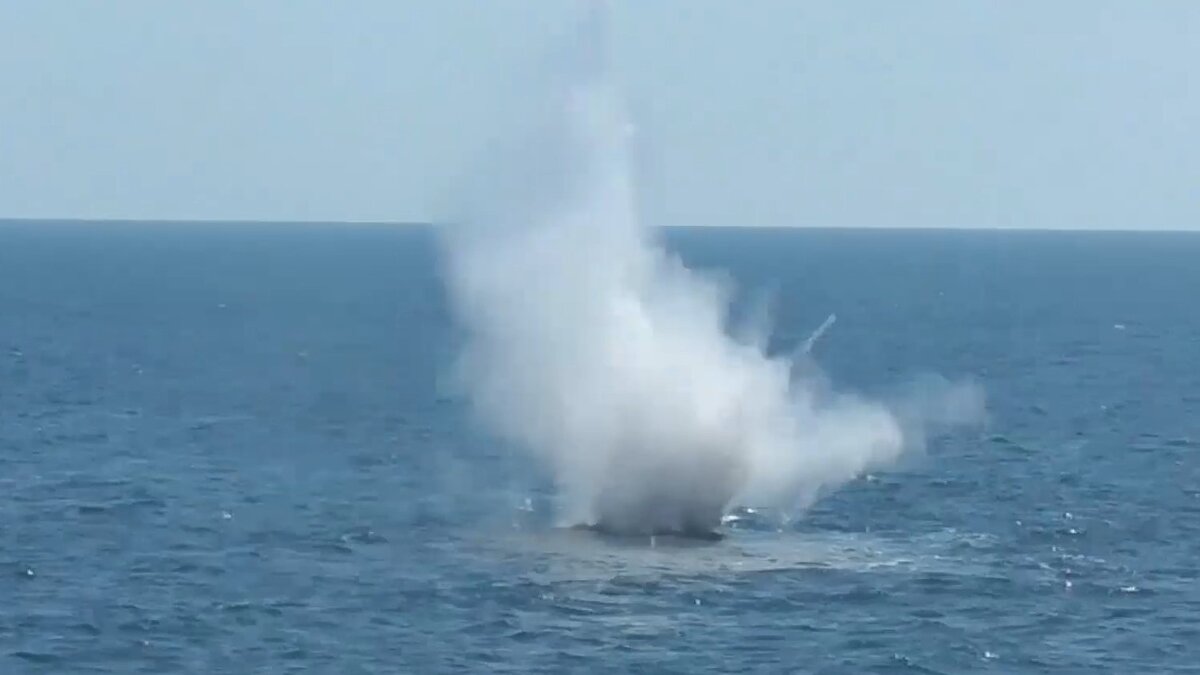     Пресс-служба Минобороны России опубликовала видео, на котором продемонстрировано уничтожение украинской мины, находящаяся в бесконтрольном дрейфе в Черном море. Операцию осуществил экипаж самолета Ка-27. По мине был открыт огонь из пулеметов.