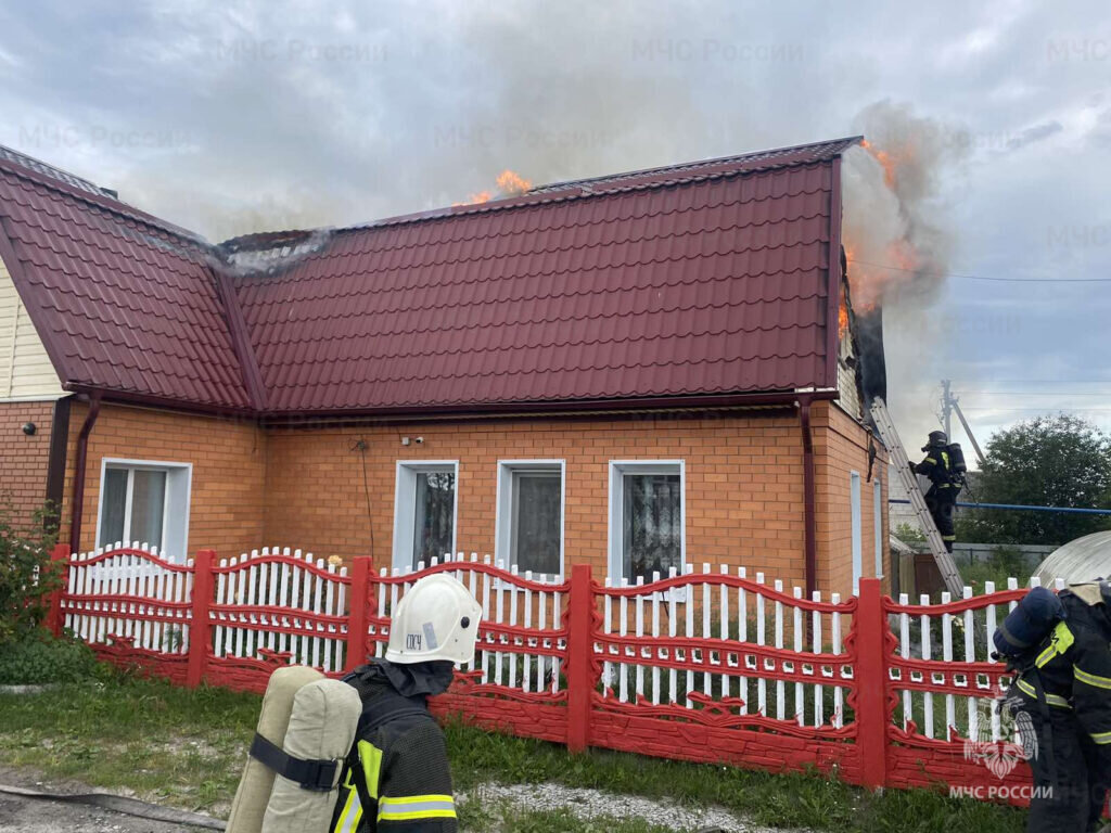 В поселке Чайковичи под Брянском огонь уничтожил кровлю частного дома |  Брянская губерния | Дзен