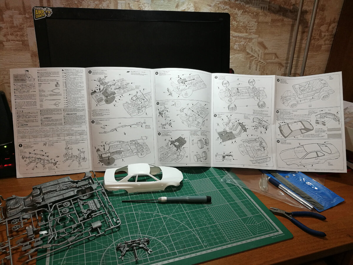 Сборка модели в масштабе 1/24: как видите, монолитных заводских деталей в этом наборе тоже достаточно. Фото из личного архива автора (С), 2019 год