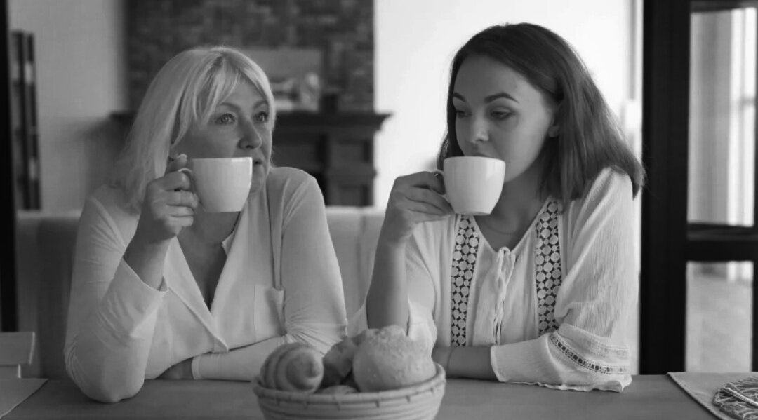 Изображение со страницы https://www.shutterstock.com/video/search/grandmother-daughter-coffee?page=2