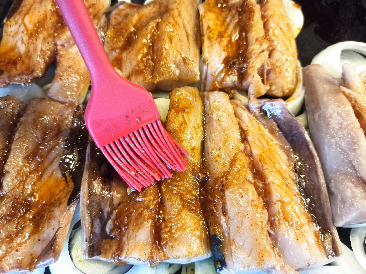 разделала рыбу на филе, нарезала на порционные куски. Приготовила смесь из масла, паприки, приправы хмели-сунели и чеснока. Кисточкой смазала рыбу  и убрала в разогретую духовку  до 200 на 20 минут.
