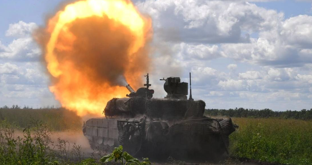 Т-90М Прорыв-3 на полях сражений в полной боевой готовности и антитепловизорной "Накидке". Его лучшие стороны, равно как и недостатки, выявляются в самых жестких из всех новейших танках условиях. Фото РИА