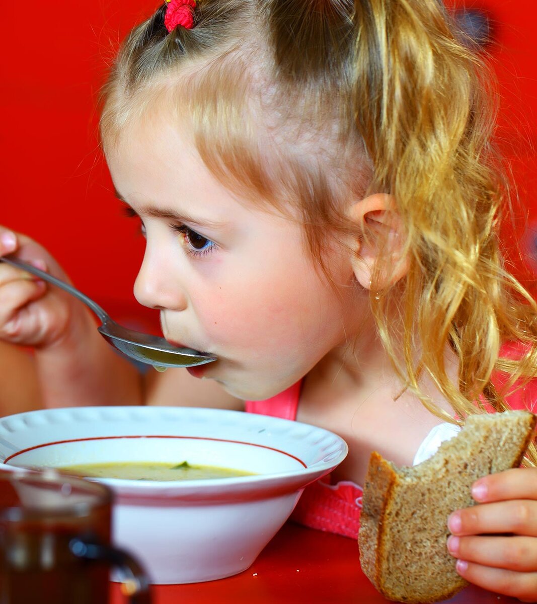 Держать ложку во рту. Еда для детей. Ребенок ест суп. Ложка с едой. Дети за столом.