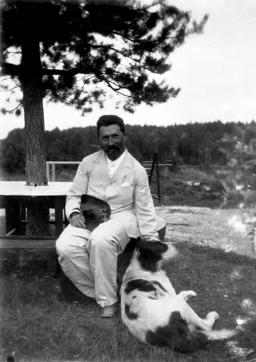 Неизвестный фотограф
И. Е. Репин в усадьбе «Здравнево» с собакой Пегасом
1890-е
Фотография
НИМ РАХ
