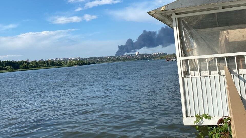     Пожар произошел, на выезде из Ростова, рядом с рынком «Алмаз», сообщили в соцсетях очевидцы.