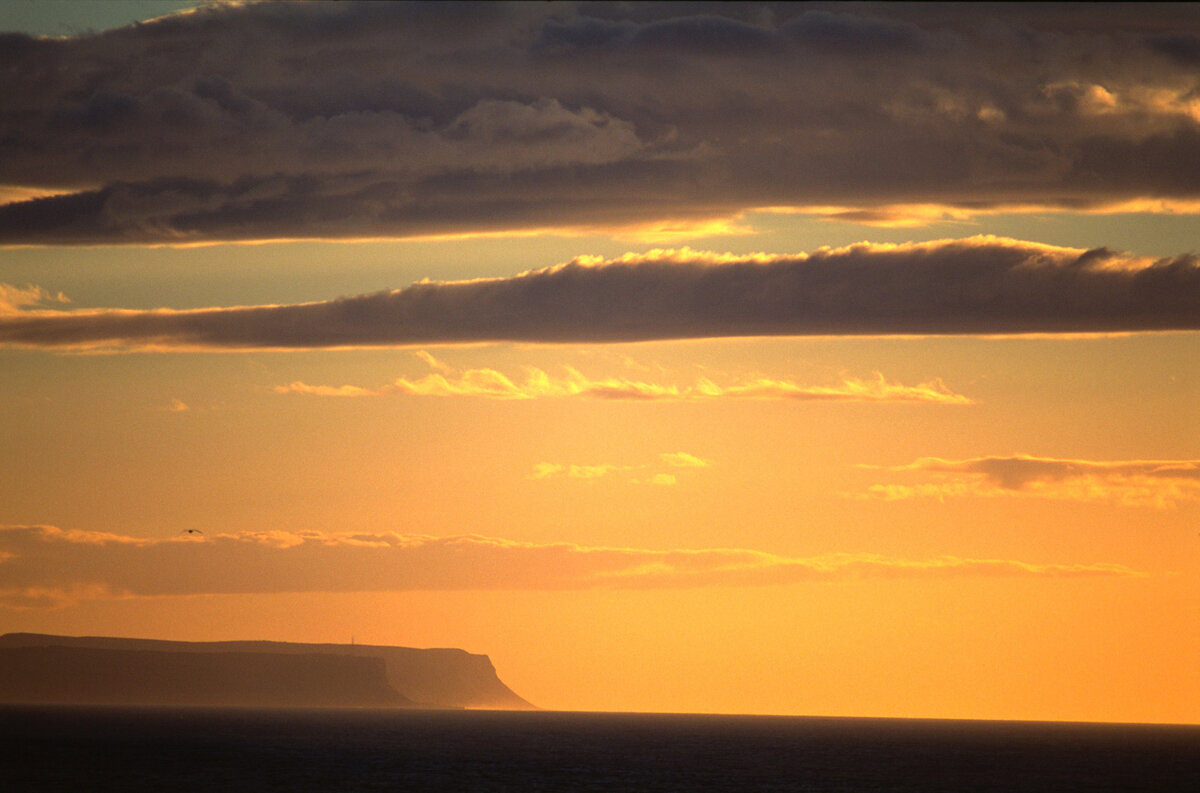 Остров Кильдин на закате. Вид со стороны Долгой губы. Автор фото Вадим Штрик, GeoPhoto.ru