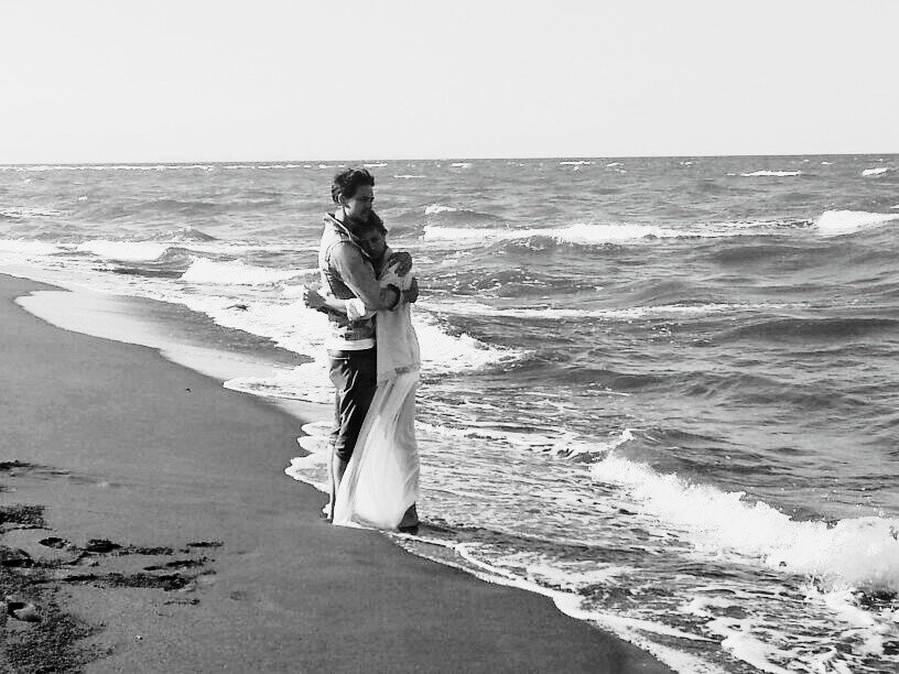 Мужчина и женщина на море. Любовь на берегу моря. Море любви. Влюбленные на море.