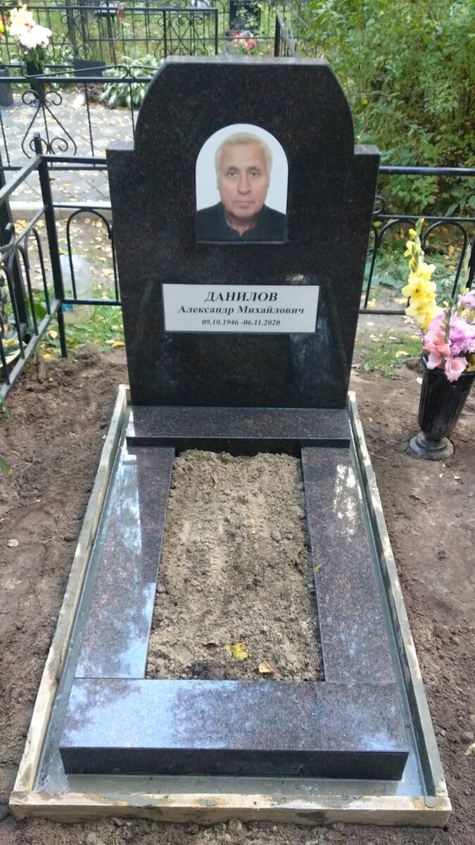 Памятник, установленный на кладбище нашими специалистами