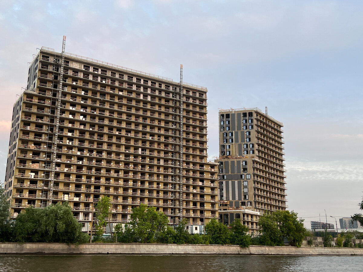 Стройка ЖК у Москвы-реки, фото автора блога Дно мещанства, лето 2023