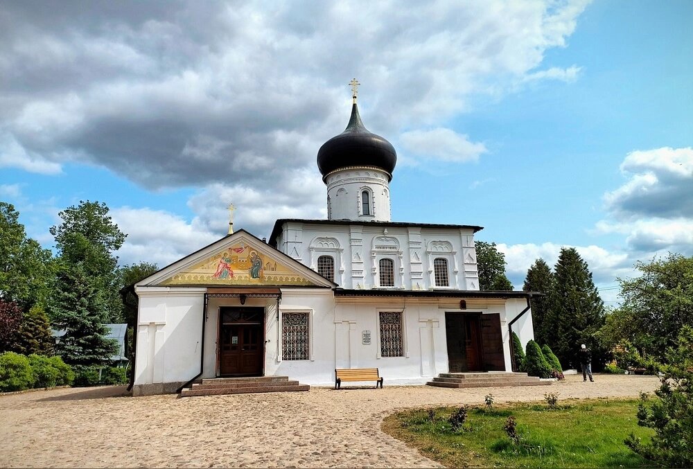Храм георгия победоносца старая. Георгиевская церковь город старая русса. Церковь георгия победоносца в старой руссе. Церковь георгия победоносца в старой руссе. Георгиевская церковь старая русса.