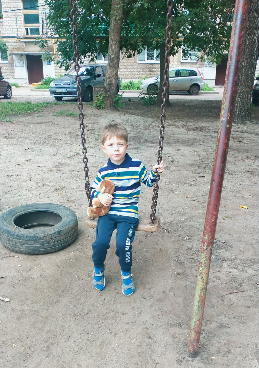Почему-то он больше похож на отца, чем на меня 