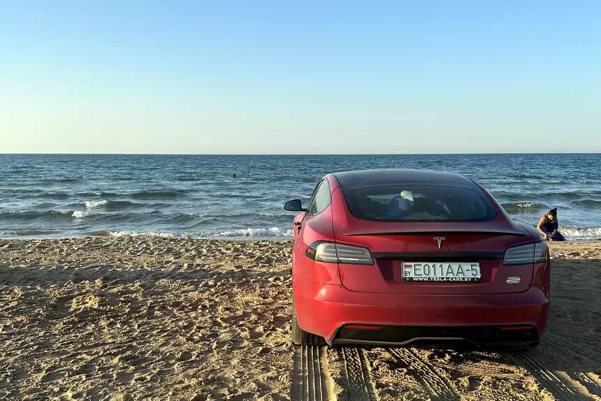 На улице плюс 45, Tesla разрядилась в ноль… На «электричке» в Африку ...