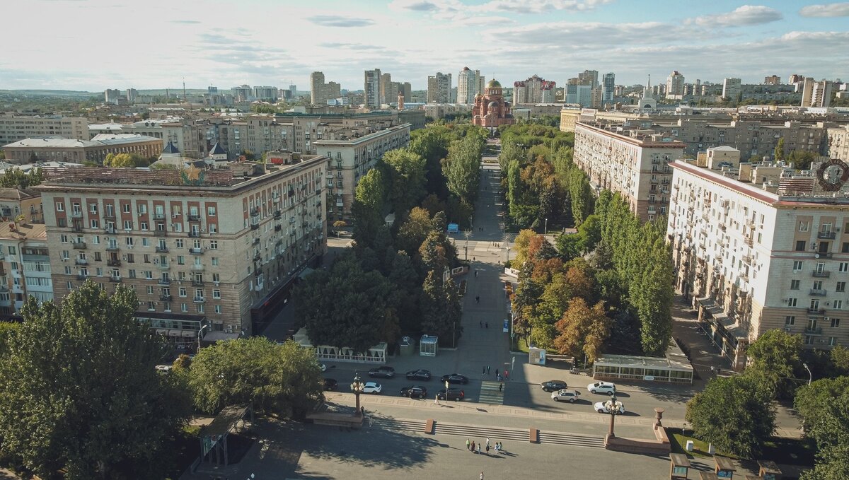     Бурные ночные гуляния на центральных улицах Волгограда превратили жизнь горожан в непрекращающийся кошмар. Под окнами жилых домов молодые люди то и дело устраивают «концерты», праздники и драки.