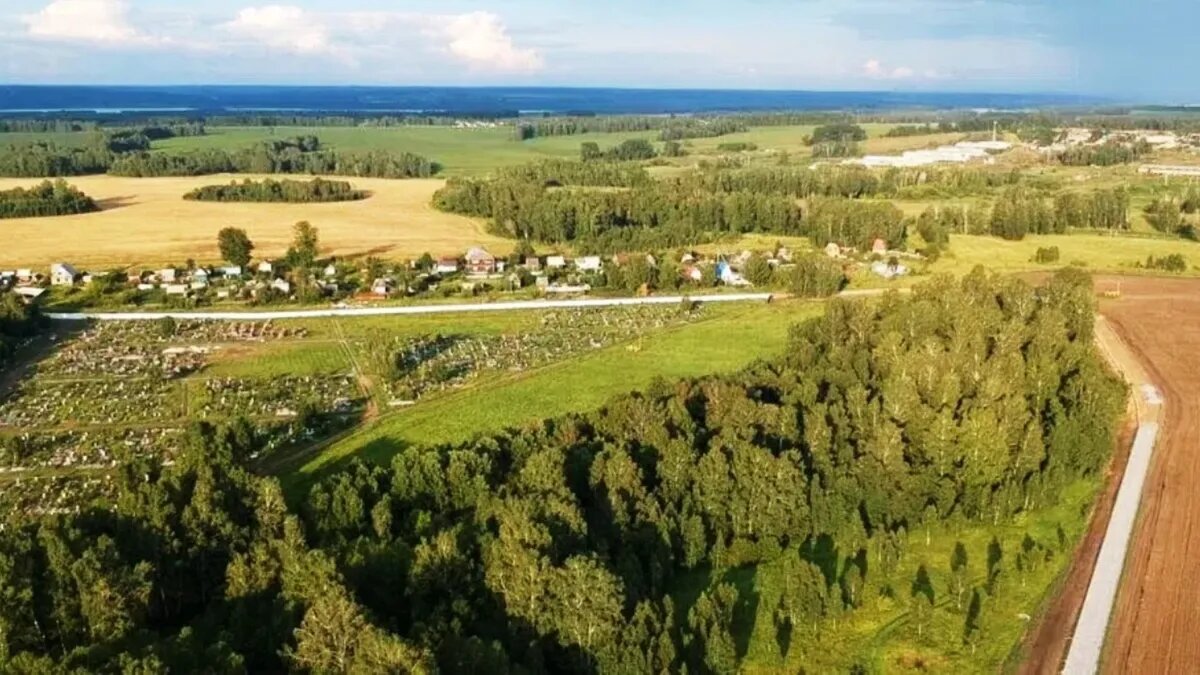 Распаханная земля слева от дороги - участок Искитимского района, принадлежащий бердскому бизнесмену Виктору Голубеву. Там хотели соорудить полигон ТКО. Фото: Курьер.Среда