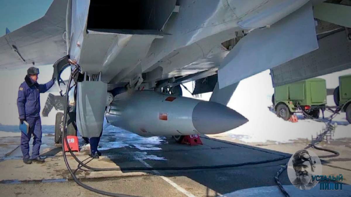 Впервые широкой публике о появлении комплекса «Кинжал» сообщил президент России Владимир Путин в Послании Федеральному собранию в марте 2018 года, в ходе которого были продемонстрированы видеоматериалы испытания ракетного комплекса. На них видно, что функции боевой платформы (самолёта-носителя) выполняет сверхзвуковой истребитель-перехватчик дальнего радиуса действия МиГ-31