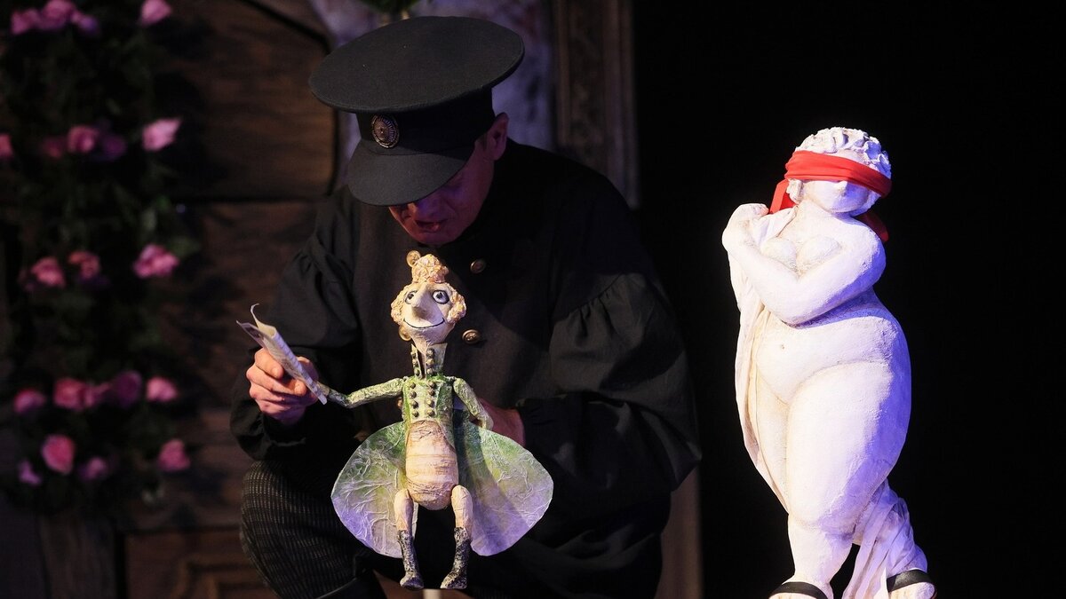     В городе — скандал. Едва ли не всё высокое руководство оказалось замазано в крайне неприятном деле, а самое смешное и печальное в том, что чиновников развёл обычный мошенник.