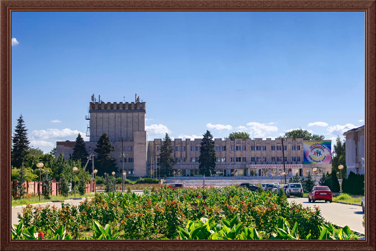 Грандиозный сельский Дом Культуры в поселке Октябрьский 