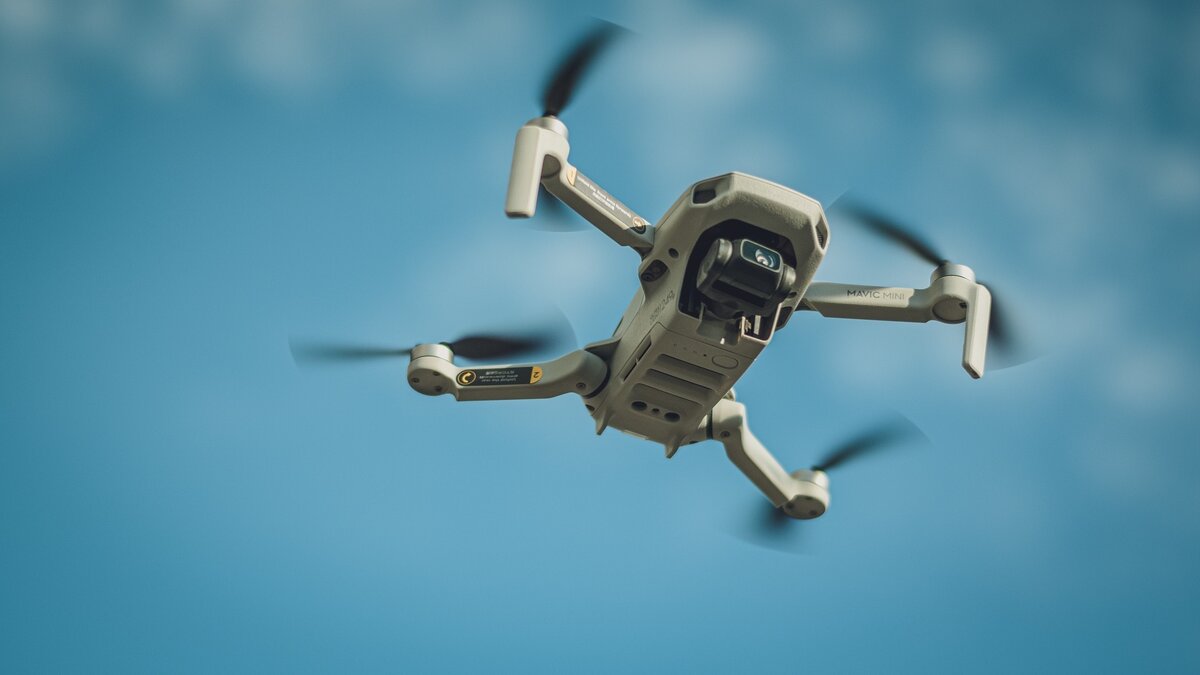     Квадрокоптер поздно вечером заметили над территорией парка в Кировском округе.