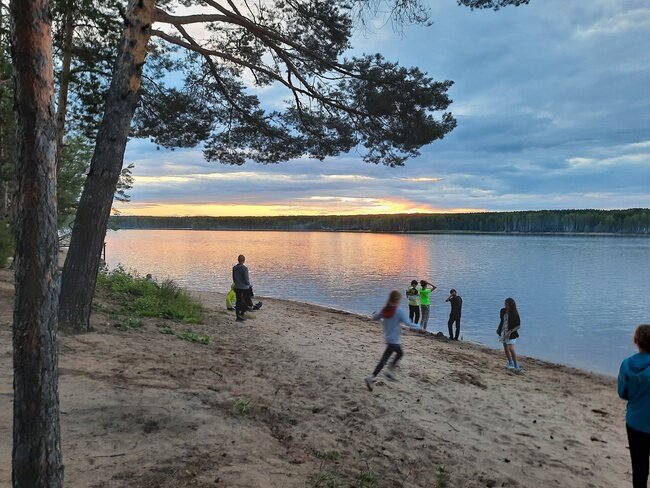 Дети-ориентировщики резвятся на песчаном берегу Камы
