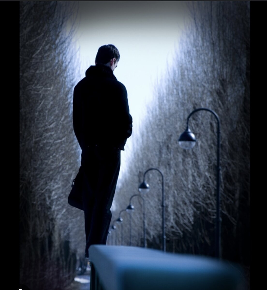 Книга идущий в тени. Одинокий парень. Уходящий человек. Человек в ночи. Одинокий парень ночью.