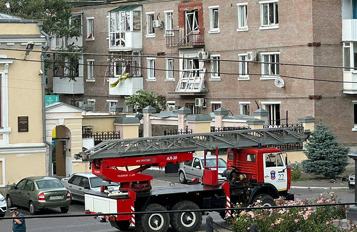    Работа оперативных служб города на месте взрыва в Таганроге.Telegram channel of Vasily Golubev, Governor of the Rostov region/Reuters