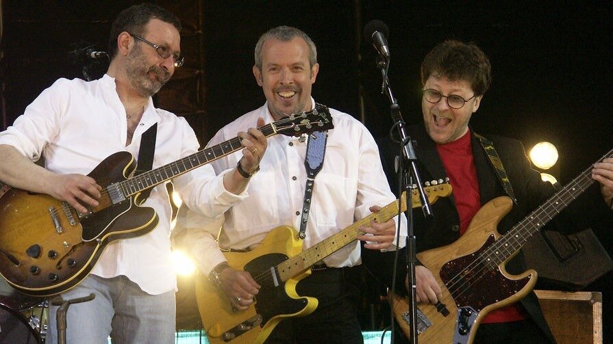     Штраф от 30 тысяч до 50 тысяч рублей грозит лидеру группы «Машина времени» Андрею Макаревичу* (на фото в центре).