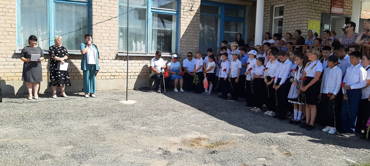  📷    В Соль-Илецком округе открыли мемориальную доску бойцу Арсену Каражанову Марина Шарт
