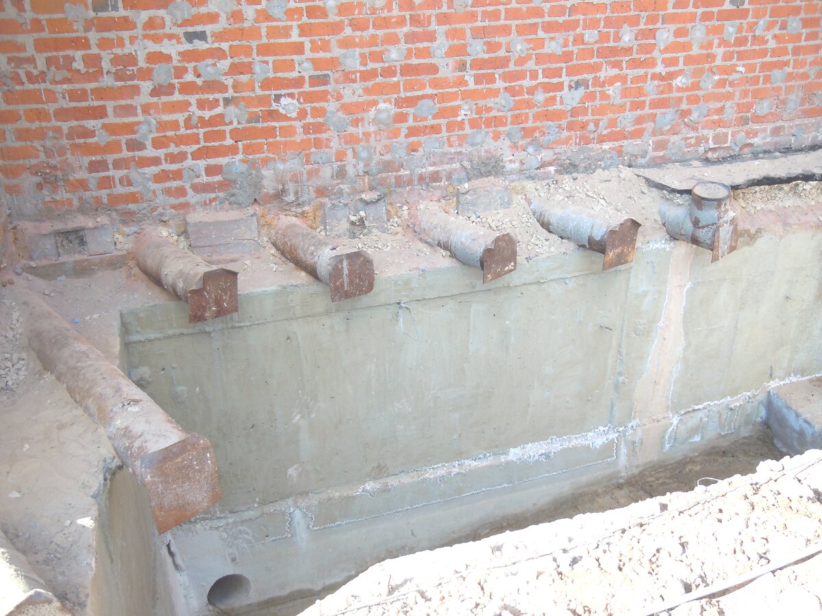 Продолжим экскурсию по кремлю. Это взгляд через стройку фуникулёра на участок с Часовой башней.-25