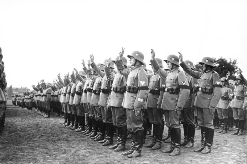 Солдаты рейхсвера присягают Гитлеру, август 1934 года. PS: все иллюстрации демонстрируются исключительно в исторически-наглядных целях. Автор осуждает нацизм. 