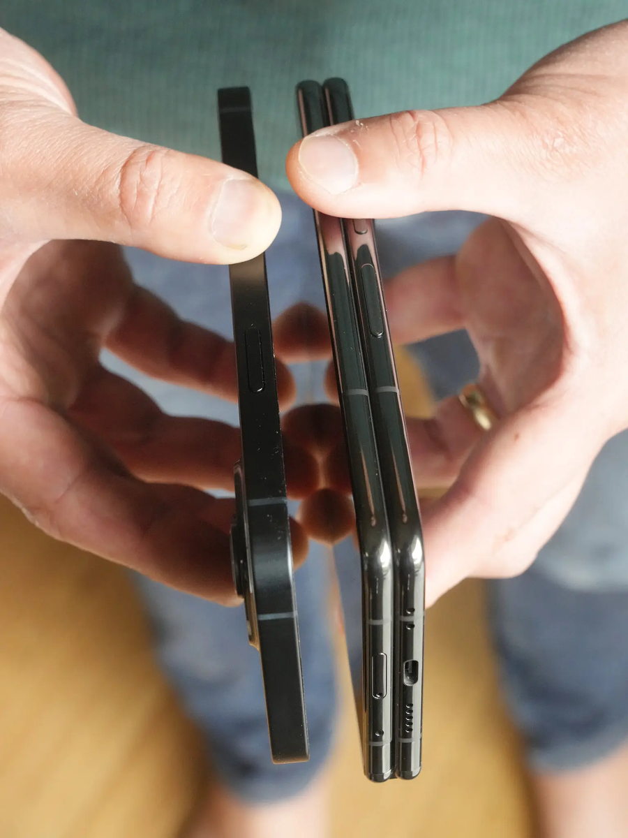 iPhone 14 слева по сравнению с Pixel Fold справа.