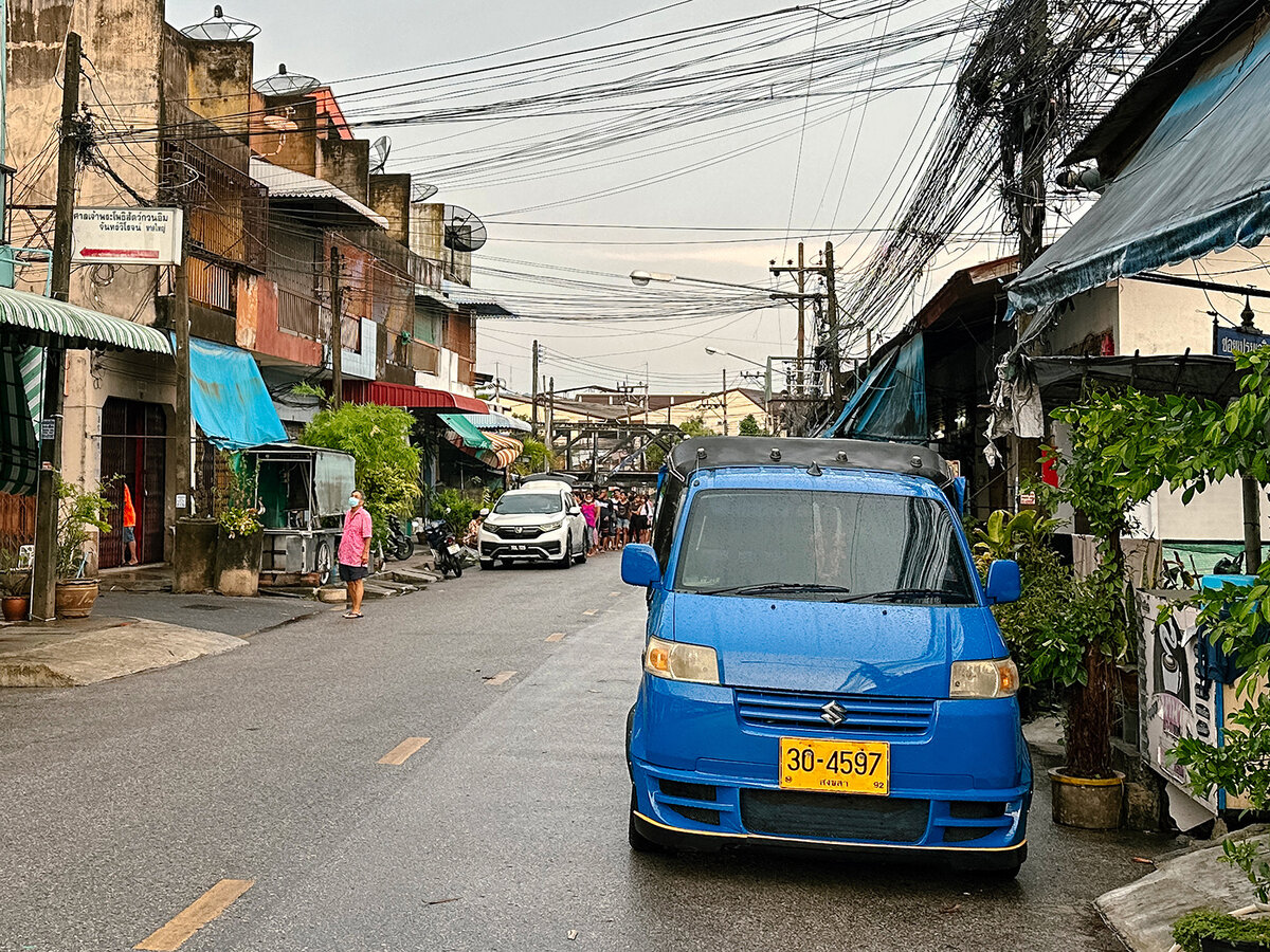 вдали видно ту самую очередь
