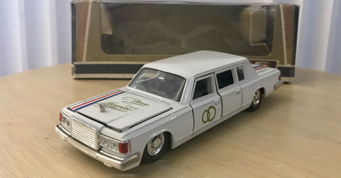 Одним из первых "свадебных" Зилов 115 можно считать примерно такой вариант: белый цвет кузова, золотые тамповки в виде пары колец на дверях, надпись "С днем свадьбы!" на капоте, а также красно-синяя полоса-ленточка.  