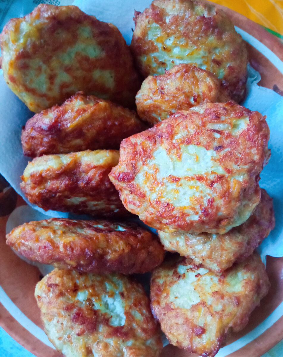 Можно было бы красиво разложить, украсить и поставить провансовские штучки, но котлеты уже начали хватать, а на столе ещё был беспорядок :) 