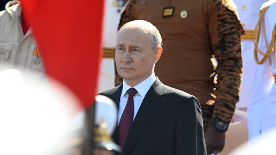 Фото: Дмитрий Азаров / Коммерсантъ📷Президент Буркина-Фасо занял свое место в строю