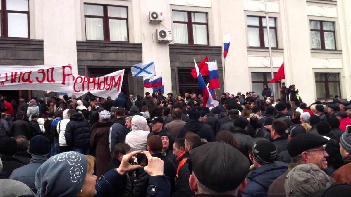 Антимайдан новороссия донбасс. Русская Весна в Луганске 2014. Митинги в Луганске 2014. Пророссийские митинги в Украине. Митинг в Луганске март 2014.