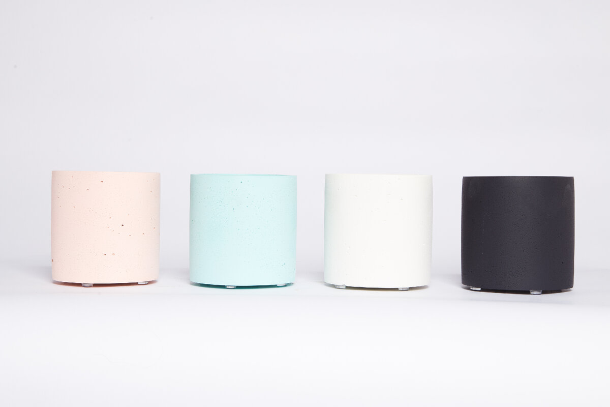 Цветные кашпо – это отличный способ добавить яркости и оригинальности в интерьер вашего дома или офиса. Благодаря разнообразию цветов и оттенков, вы сможете подобрать кашпо, которые идеально впишутся в любой стиль и декор. 
Цветные кашпо могут стать ярким акцентом в комнате или создать гармоничное сочетание с общим цветовым решением. Вы можете выбрать яркие и насыщенные цвета для создания впечатляющего и яркого образа, или же предпочесть нежные и пастельные оттенки, которые добавят нотку нежности и романтики в ваш интерьер.