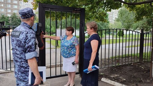 Специалисты обращают внимание на состояние территории и обеспечение безопасности учеников