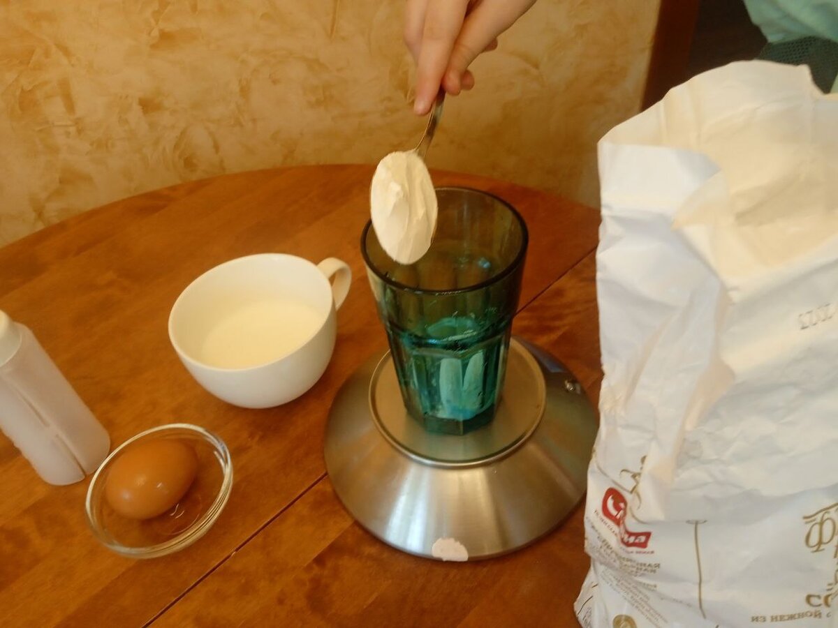 добавляем муку