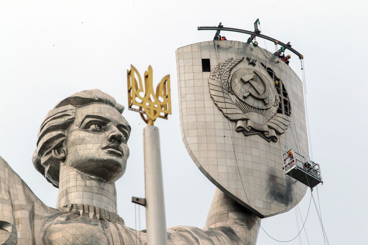    Снятие советского герба с монумента «Родина-мать» в Киеве ©Kirill Chubotin/Keystone Press Agency/Globla Lool Press