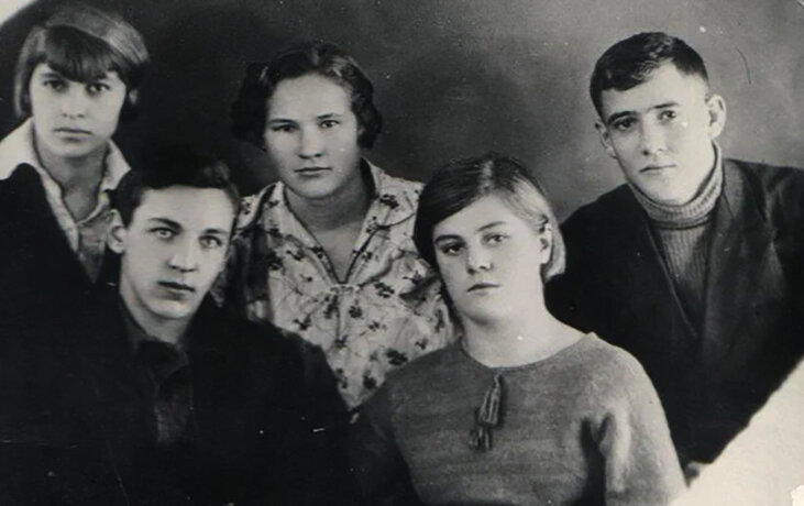 Вера Волошина справа, за ее спиной Юрий Двужильный, г. Кемерово, 1937г