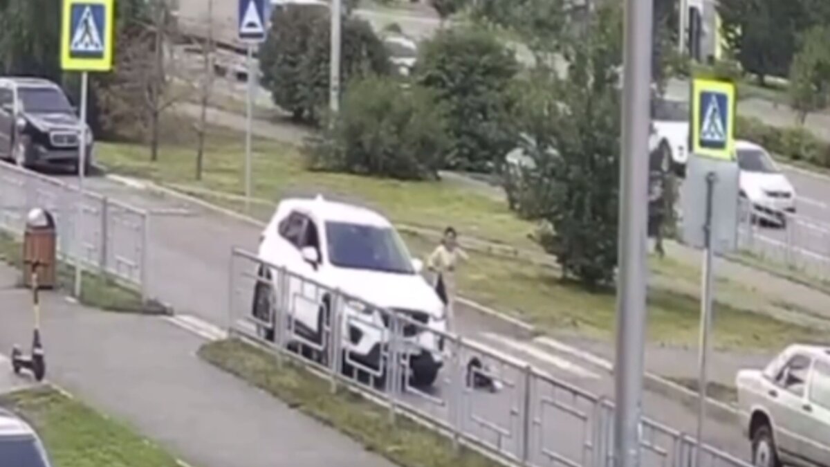     В Красноярске четырёхлетняя девочка попала под машину.