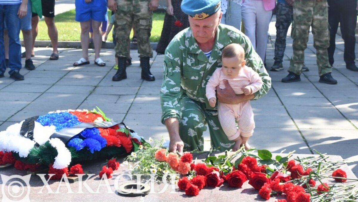     День Воздушно-десантных войск отметили в Хакасии. С 93-летием войск поздравили в Парке Победы.