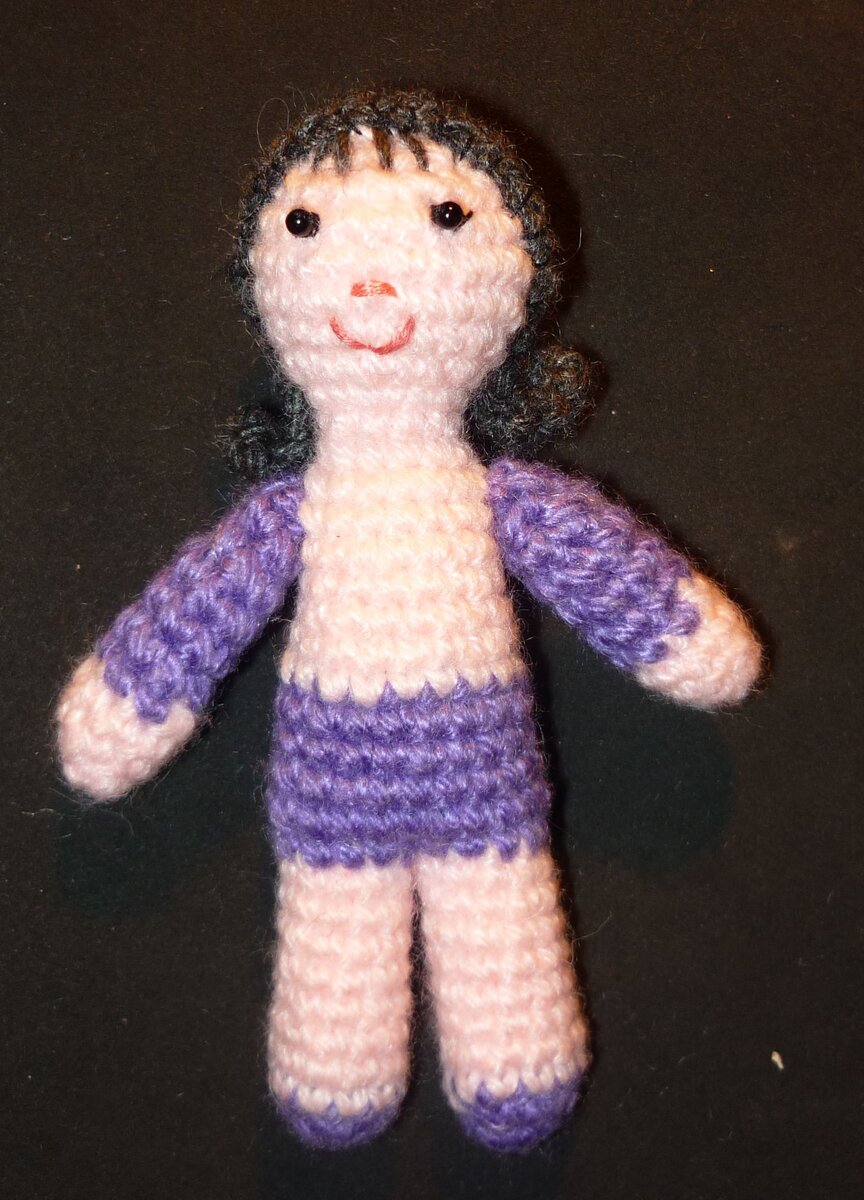 Вязаная крючком куколка