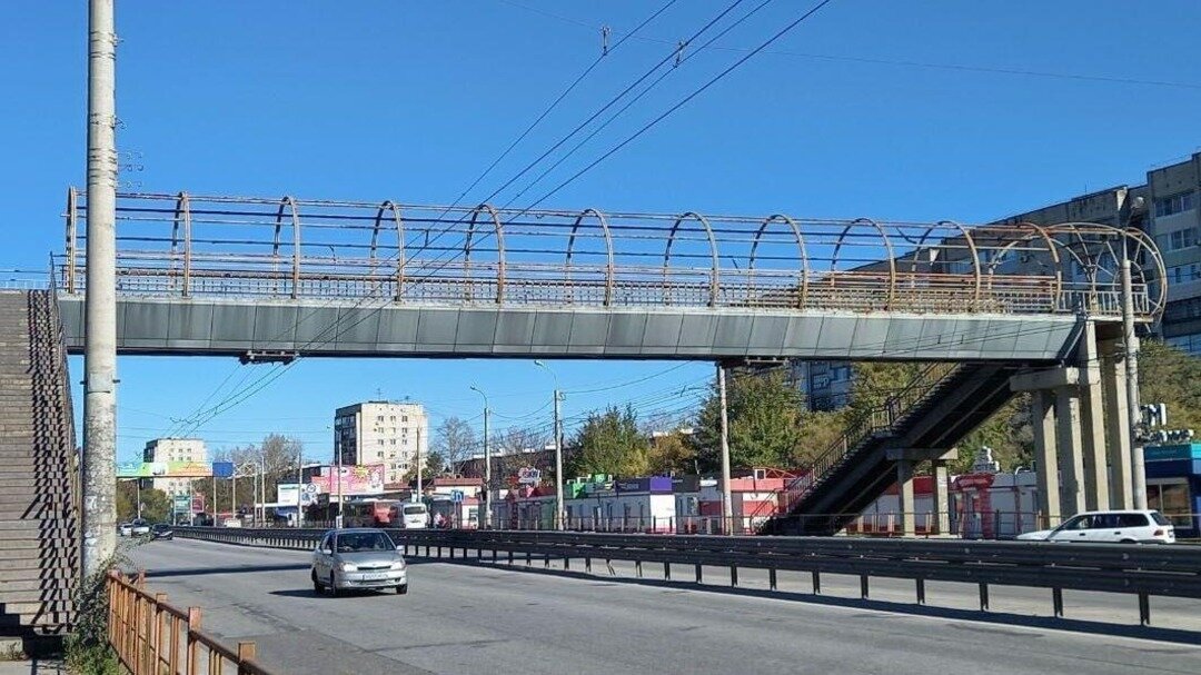     Граждане высказали пожелание о возвышении металлического ограждения.