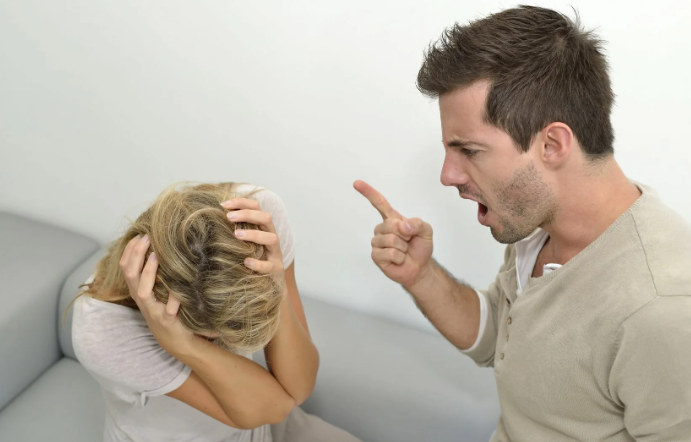 муж скандалит и унижает