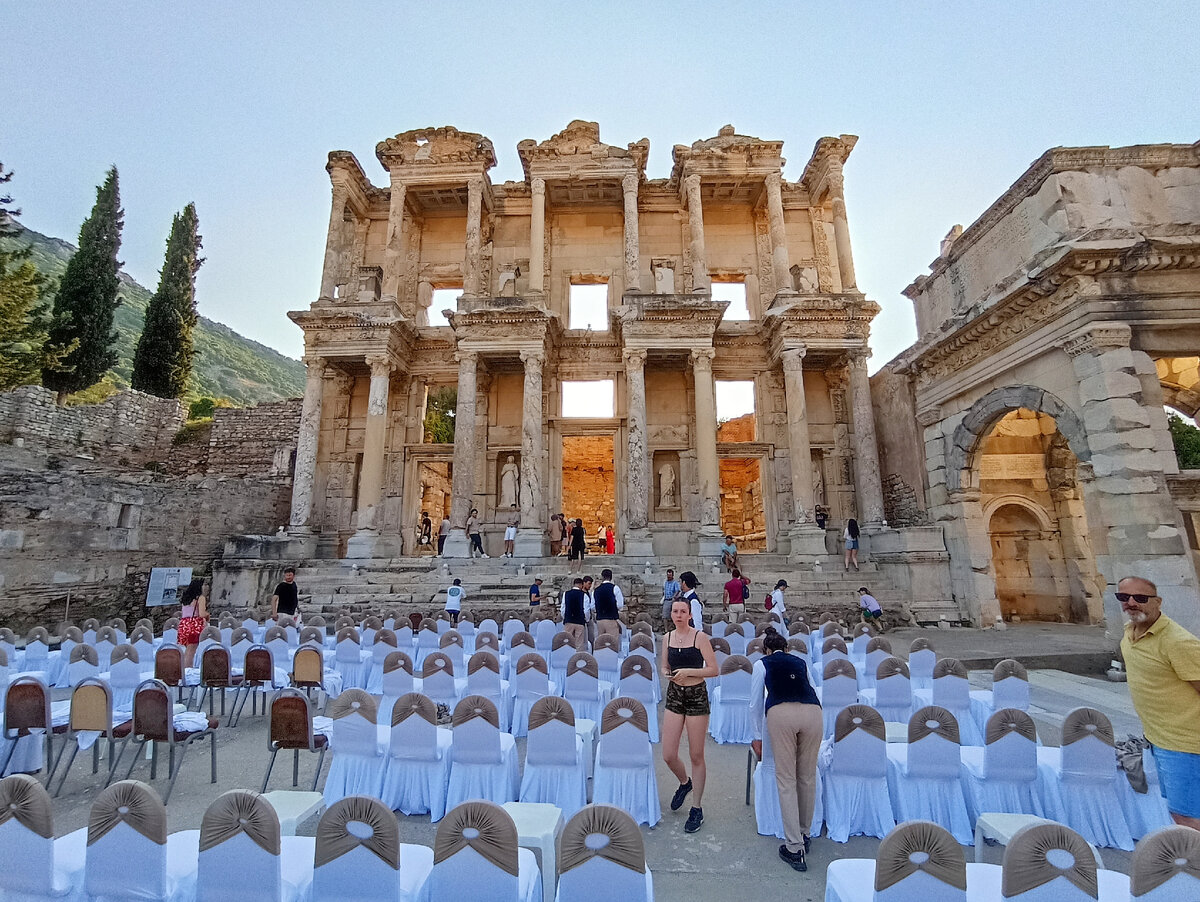 Фасад выглядит как театральная декорация. Здесь проводятся различные мероприятия. Бокалы справа на столике уже заполняются шампанским) 