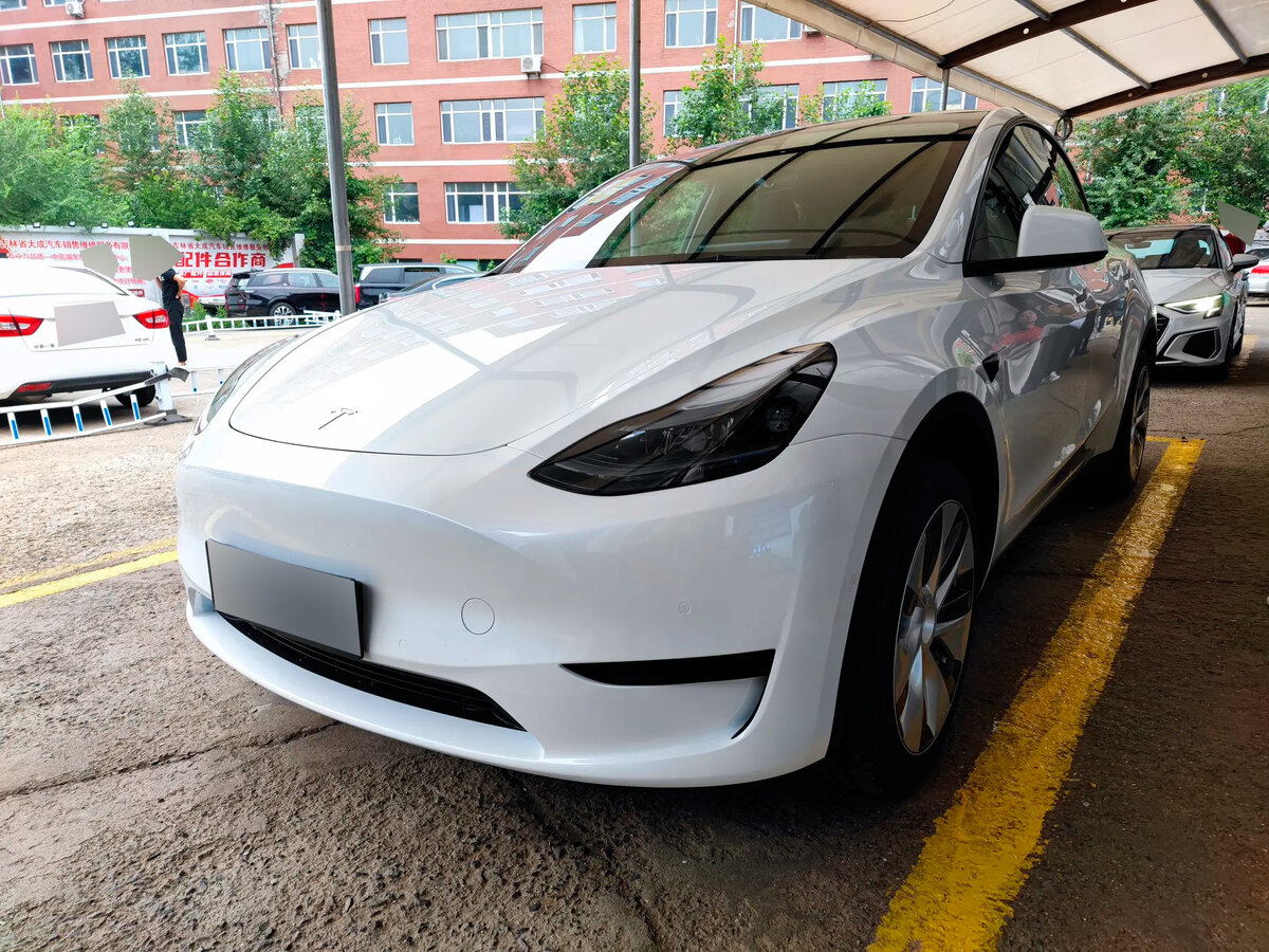 После первого месяца активной эксплуатации и первой тысячи километров пробега, владелец новенького электрокара Tesla Model Y из Китая честно описал лучшие и худшие стороны этой машины (далее перевод
