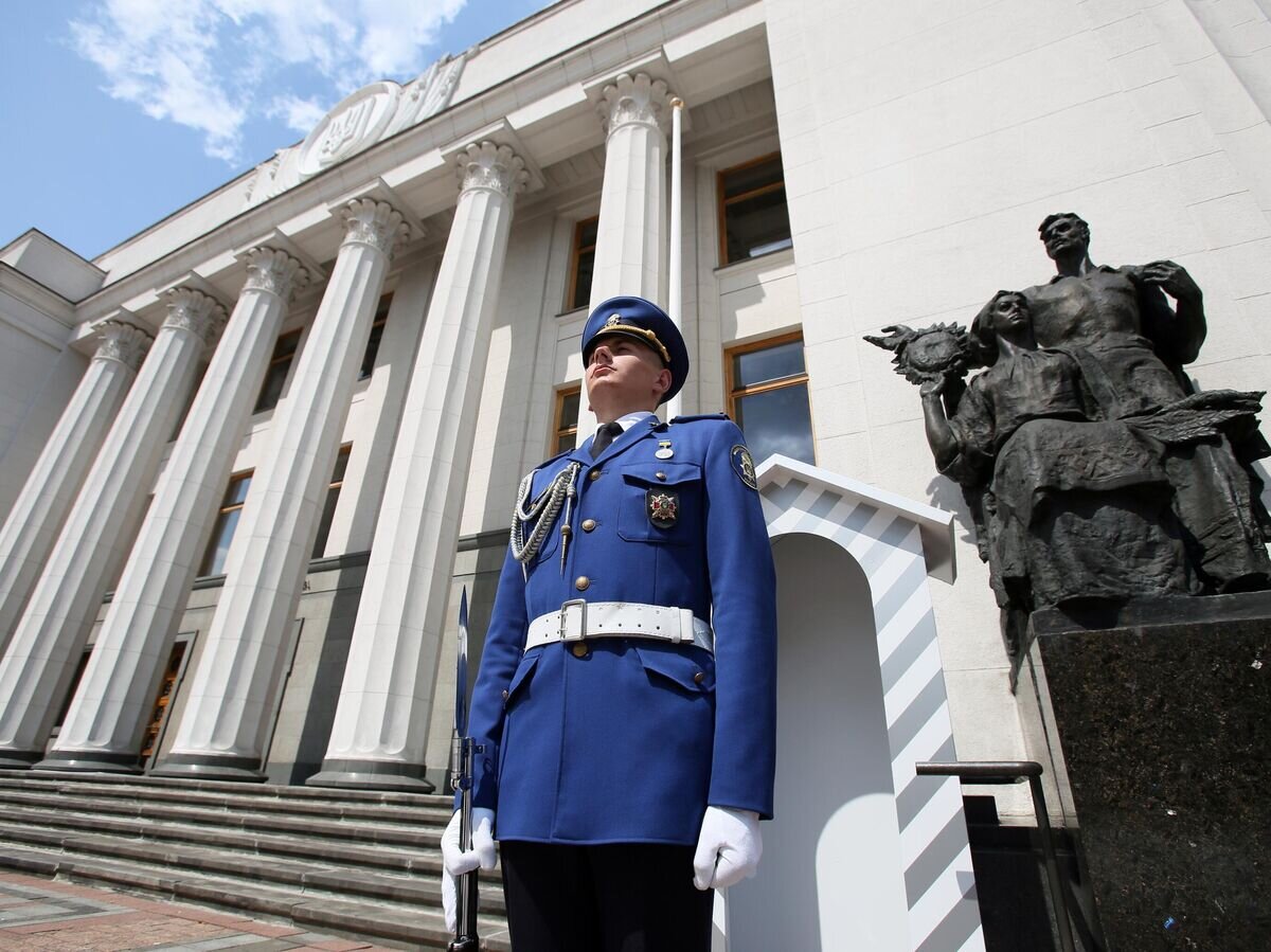    Почетный караул возле здания Верховной рады Украины в Киеве© РИА Новости / Стрингер